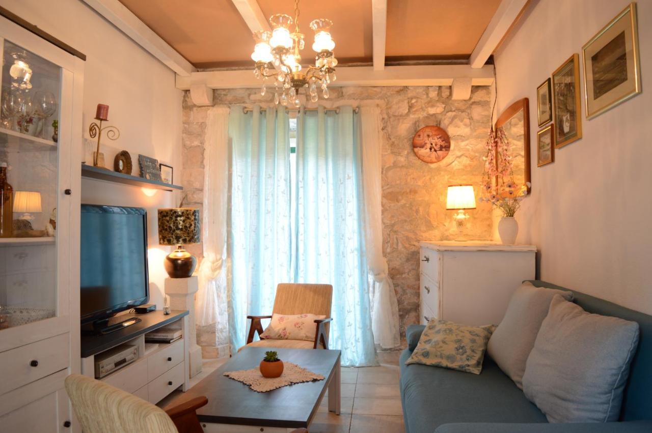 Visilo Stone House Villa Pucisca Exterior foto