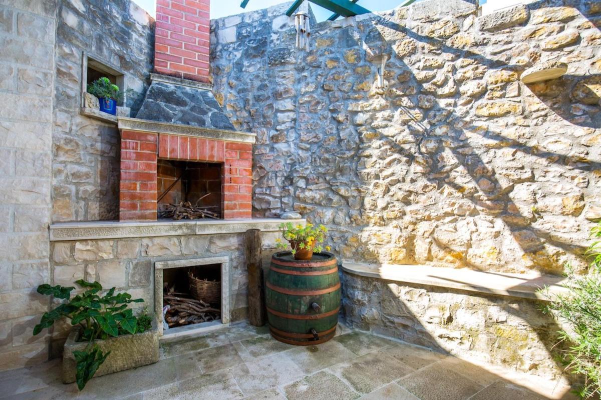 Visilo Stone House Villa Pucisca Exterior foto